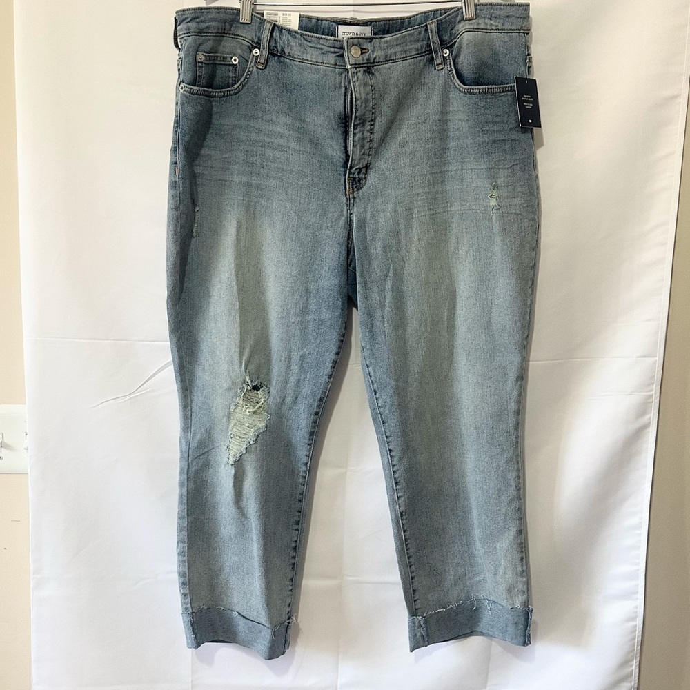 Crown & Ivy Blue Ankle Cropped Jeans with Distressed Style
